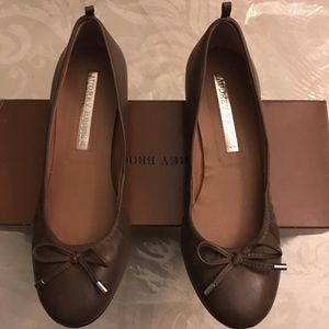 NWOT  Audrey Brooke Leather Flat Shoes. Size 6 M , Brown color.